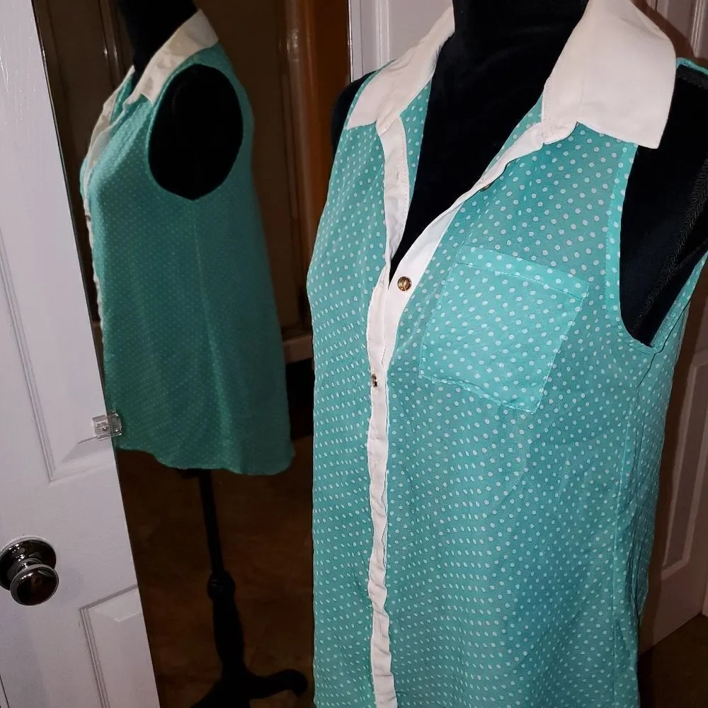 Beautiful Blouse - Picture 2 of 3